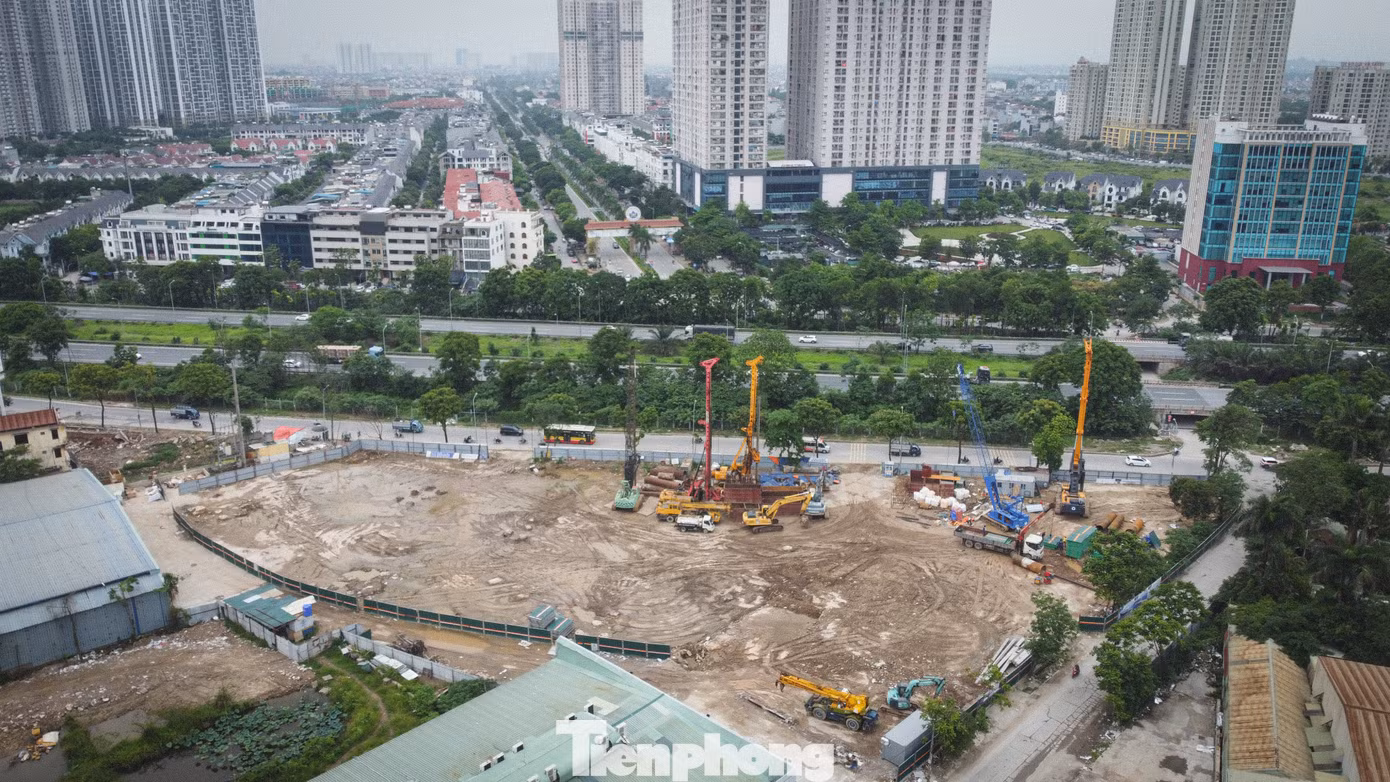 Cụ thể, đường Đại lộ Thăng Long đã cấm một phần đường gom hướng vào nội đô và đóng hầm chui số 3 cấm hoàn toàn các phương tiện lưu thông. Đồng thời, điều chỉnh tổ chức giao thông Hầm chui số 4 theo hướng: xe máy lưu thông hai chiều, ô tô chỉ được di chuyển từ đường gom trái sang đường gom phải.