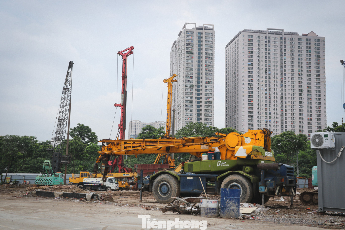 Ngày 19/4 vừa qua UBND thành phố Hà Nội đã chính thức khởi công dự án đầu tư xây dựng hầm chui giữa đường Vành đai 3,5 với Đại lộ Thăng Long. Dự kiến, dự án nút giao khác mức giữa vành đai 3,5 và đại lộ Thăng Long sẽ hoàn thiện trong 2 năm. Ngày 19/4 vừa qua UBND thành phố Hà Nội đã chính thức khởi công dự án đầu tư xây dựng hầm chui giữa đường Vành đai 3,5 với Đại lộ Thăng Long. Dự kiến, dự án nút giao khác mức giữa vành đai 3,5 và đại lộ Thăng Long sẽ hoàn thiện trong 2 năm.