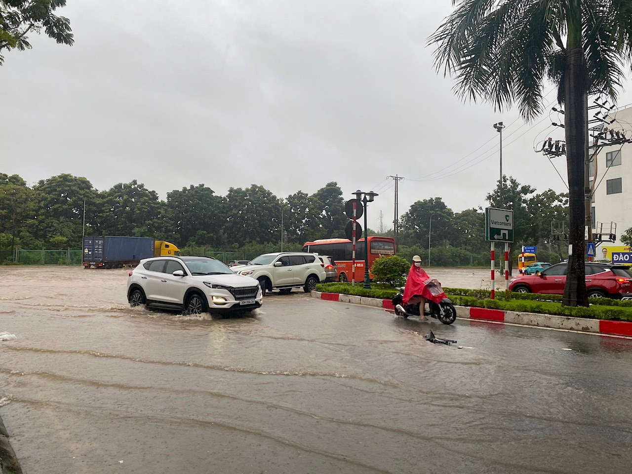 Nhiều phương tiện lựa chọn quay đầu để tránh đoạn ngập sâu.