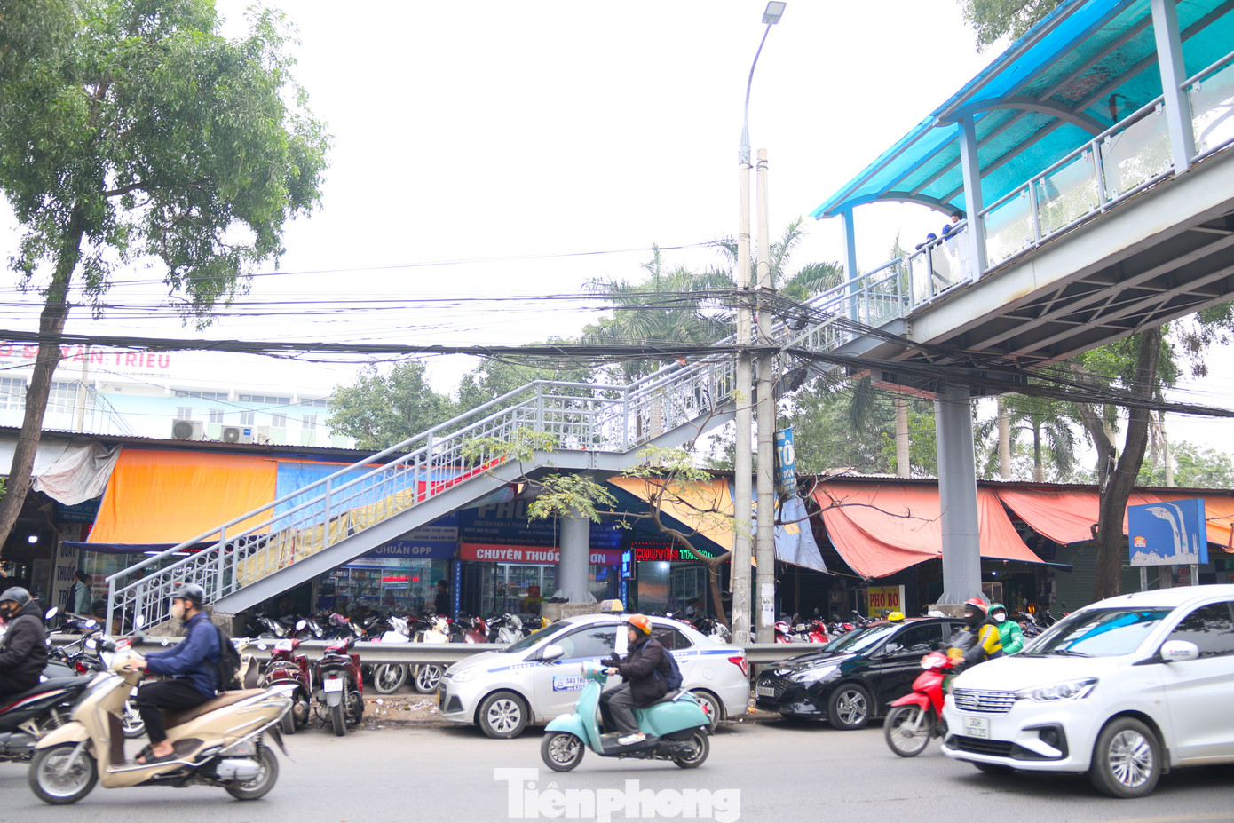 Trong thời gian qua, thành phố Hà Nội đã cải tạo, nâng cấp và làm mới nhiều cầu đi bộ ở các khu vực gần trường học, bệnh viện và những nút giao thông đông đúc. Tính đến thời điểm hiện tại, Hà Nội đã xây dựng 75 cầu đi bộ nhằm giúp người dân sang đường nhưng nhiều cầu bị "ế" người đi bộ, nếu không thì bị sử dụng sai mục đích như trên. Trong thời gian qua, thành phố Hà Nội đã cải tạo, nâng cấp và làm mới nhiều cầu đi bộ ở các khu vực gần trường học, bệnh viện và những nút giao thông đông đúc. Tính đến thời điểm hiện tại, Hà Nội đã xây dựng 75 cầu đi bộ nhằm giúp người dân sang đường nhưng nhiều cầu bị "ế" người đi bộ, nếu không thì bị sử dụng sai mục đích như trên.