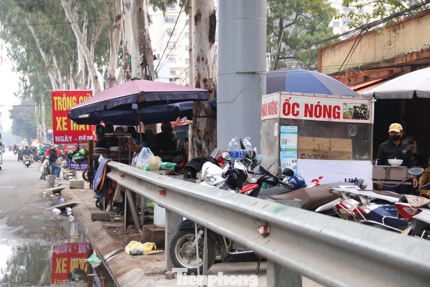 Vỉa hè, lối lên cầu bộ hành bị chiếm dụng để buôn bán, tập kết rác thải, gây cản trở người đi bộ, mất vệ sinh môi trường và mất mỹ quan đô thị. Vỉa hè, lối lên cầu bộ hành bị chiếm dụng để buôn bán, tập kết rác thải, gây cản trở người đi bộ, mất vệ sinh môi trường và mất mỹ quan đô thị.