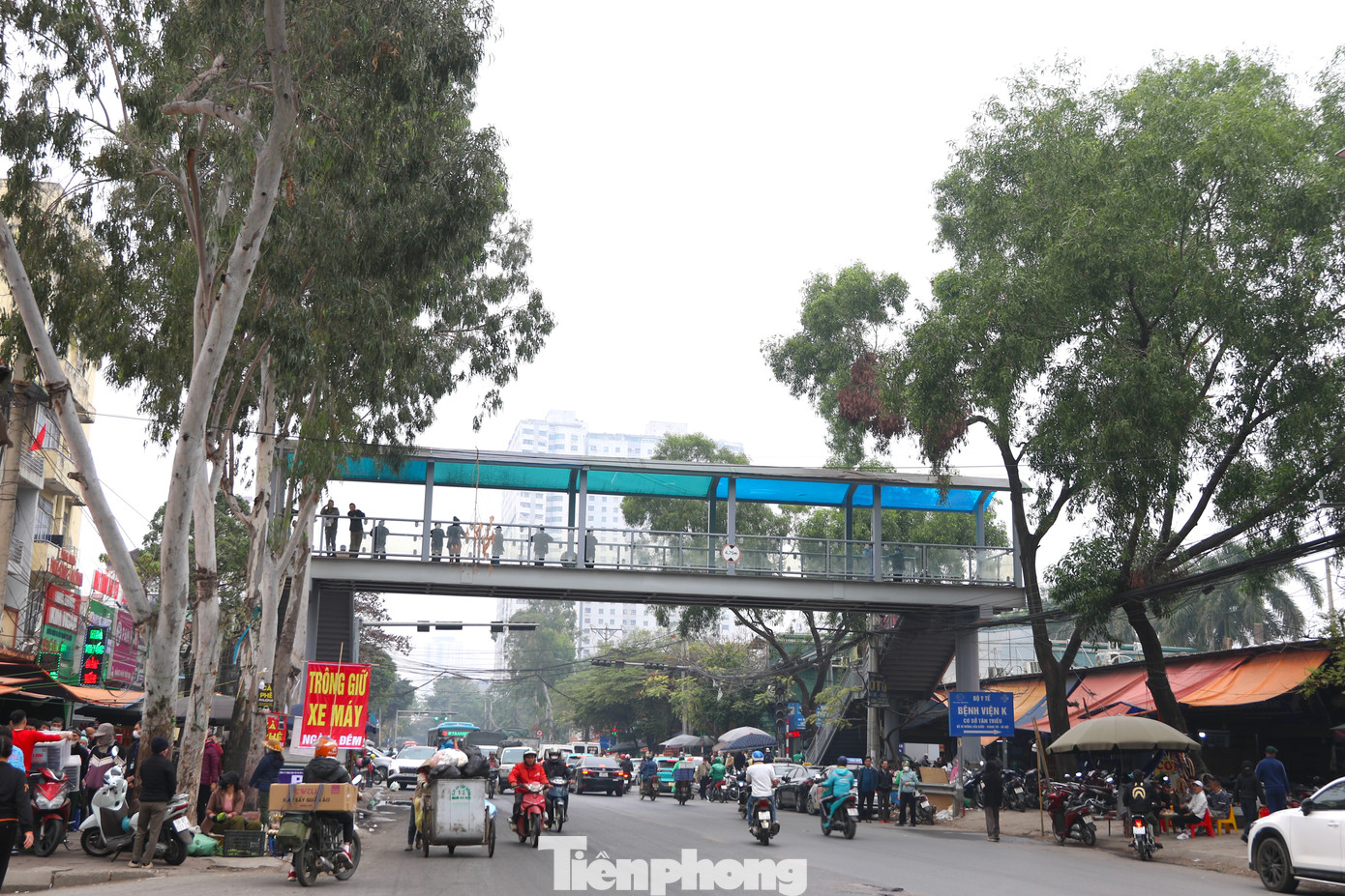 Cầu vượt dành cho người đi bộ được xây dựng nhằm đảm bảo an toàn giao thông, giảm ùn tắc ở những tuyến đường lớn trên địa bàn Hà Nội. Tuy nhiên, một số cây cầu đang được sử dụng sai mục đích ban đầu khi bị chiếm dụng trở thành địa điểm kinh doanh của nhiều tiểu thương. Cầu vượt dành cho người đi bộ được xây dựng nhằm đảm bảo an toàn giao thông, giảm ùn tắc ở những tuyến đường lớn trên địa bàn Hà Nội. Tuy nhiên, một số cây cầu đang được sử dụng sai mục đích ban đầu khi bị chiếm dụng trở thành địa điểm kinh doanh của nhiều tiểu thương.