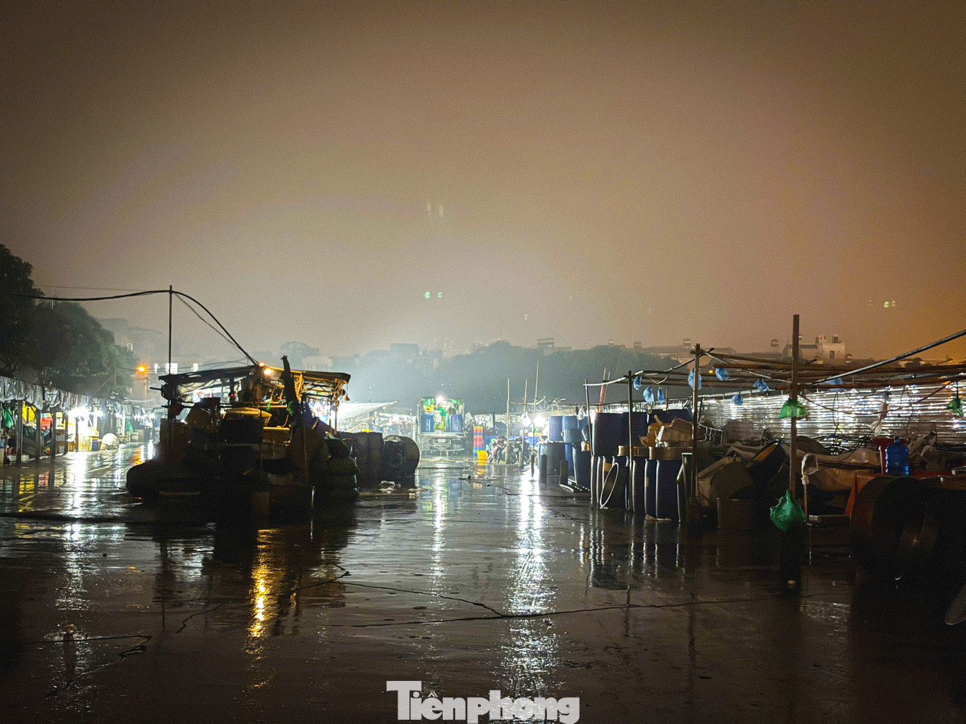 Sau nhiều lần xử lý chậm trễ, Ủy ban nhân dân thành phố Hà Nội mới đây đã có văn bản phê bình Ủy ban nhân dân quận Hà Đông vì chậm trễ, xử lý không dứt điểm nội dung phản ánh vi phạm trên địa bàn quản lý đã được thành phố giao nhiệm vụ. Đồng thời, yêu cầu UBND quận Hà Đông khẩn trương chỉ đạo xử lý nghiêm, dứt điểm việc tồn tại khu đất chợ La Khê. Báo cáo kết quả thực hiện trước ngày 26/5.