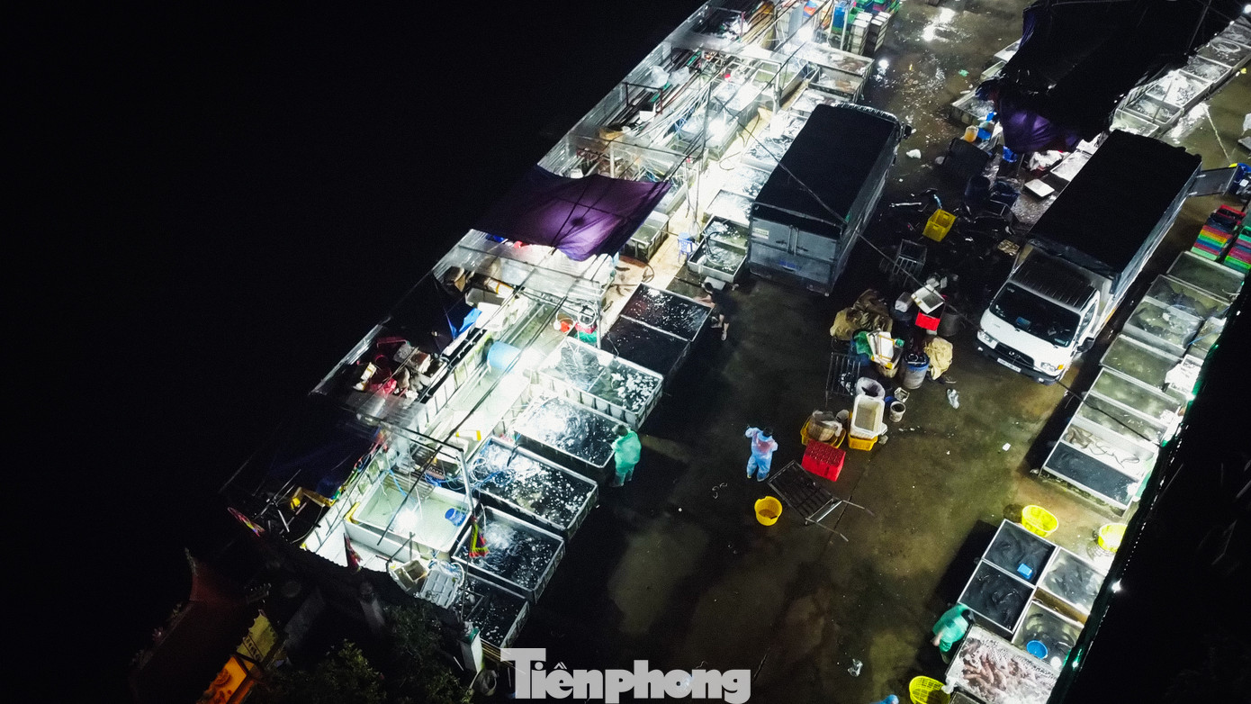 Các tiểu thương vẫn tấp nập dọn hàng, chuẩn bị cho phiên chợ từ tối đến rạng sáng ngày hôm sau.