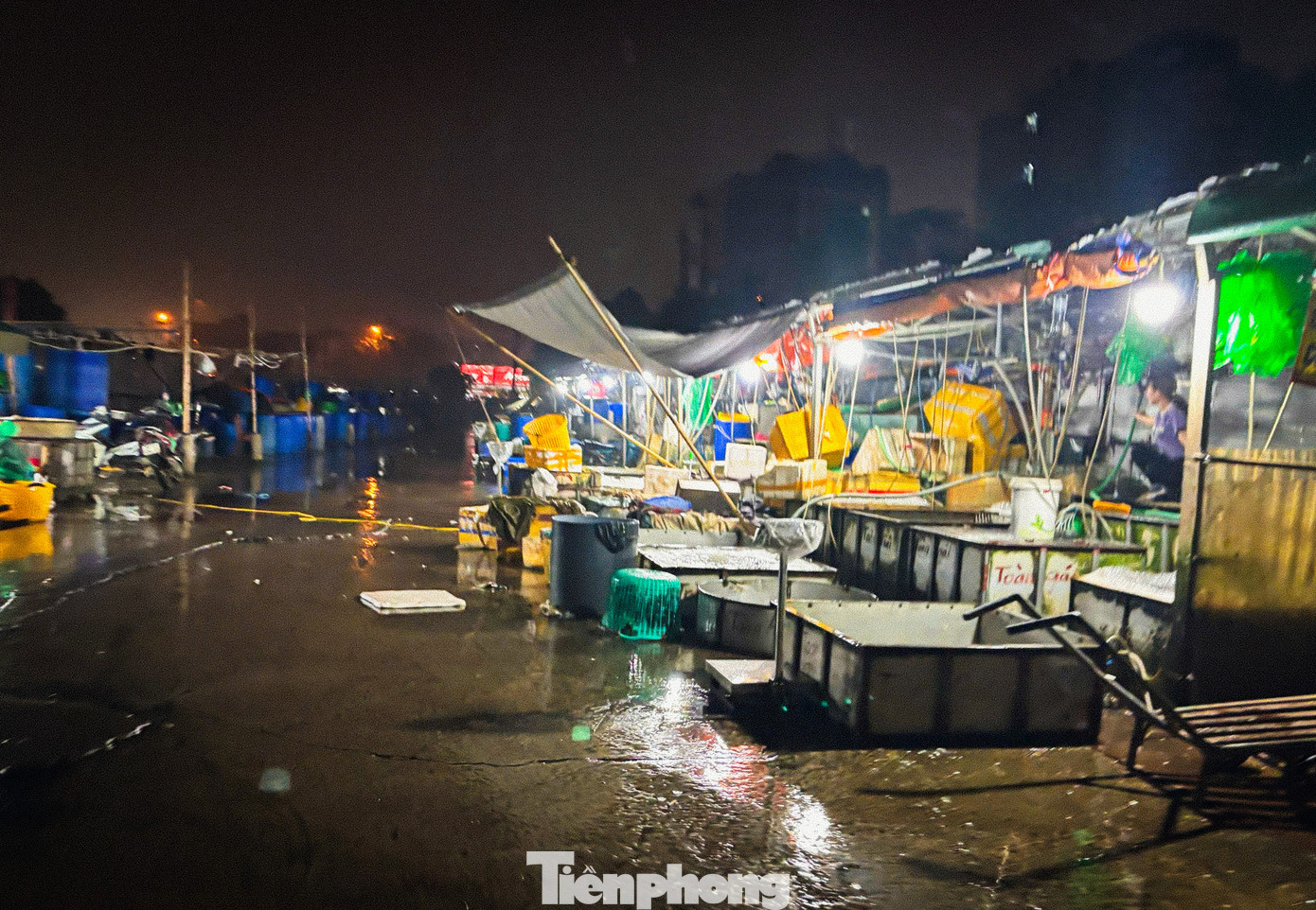 Theo cư dân sinh sống gần khu vực chợ, do hoạt động về đêm nhiều xe ô tô chở hàng ra vào khiến việc nghỉ ngơi của cư dân bị ảnh hưởng nhiều. Từ đó ảnh hưởng đến chất lượng cuộc sống, đặc biệt môi trường của các hộ dân sống gần chợ cũng bị ảnh hưởng do các mặt hàng kinh doanh là gà, vịt, thủy sản bốc mùi tanh hôi khó chịu.