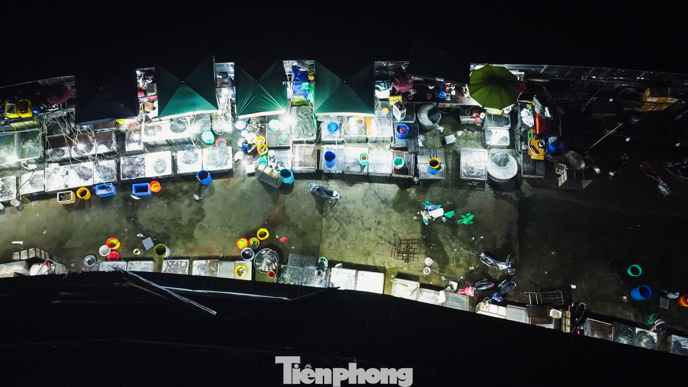 Chợ hình thành từ năm 2010, số lượng tiểu thương ngày một đông nên chợ dần phát triển nhiều hạng mục vi phạm lấn chiếm nằm trên hành lang bảo vệ công trình kênh tiêu thoát nước La Khê phục vụ trạm bơm Yên Nghĩa.