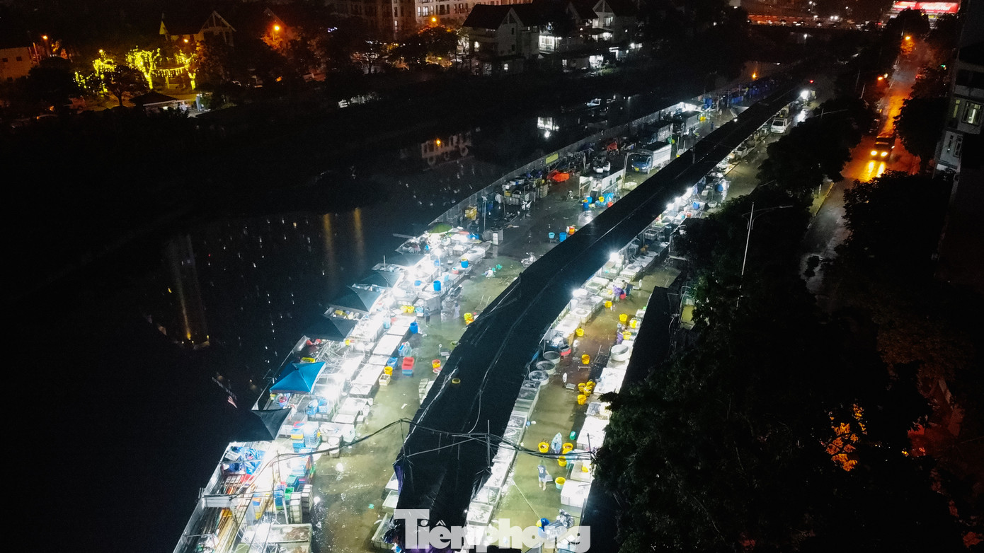 Tuy nhiên, theo ghi nhận của PV Tiền Phong vào rạng sáng 28/5, khu chợ La Khê vẫn hoạt động tấp nập bất chấp lệnh giải tỏa.