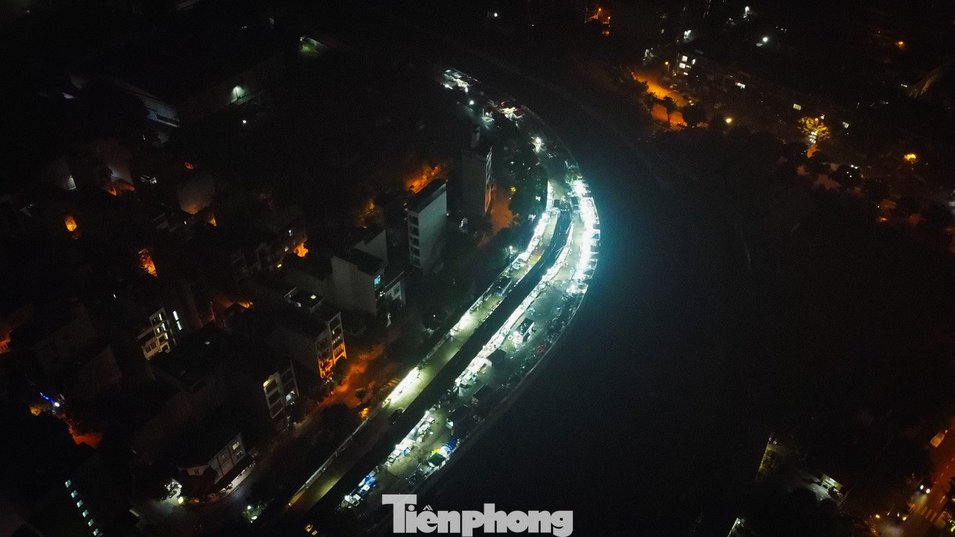 Khu vực chợ La Khê nằm bên bờ kênh La Khê, phần gần tiếp giáp đường Nguyễn Thanh Bình (quận Hà Đông), kinh doanh thủy hải sản và gia cầm do Hợp tác xã dịch vụ Văn Khê quản lý.