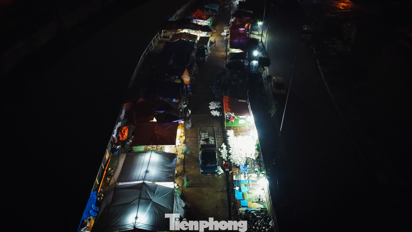 Các tiểu thương vẫn tấp nập dọn hàng, chuẩn bị cho phiên chợ từ tối đến rạng sáng ngày hôm sau.