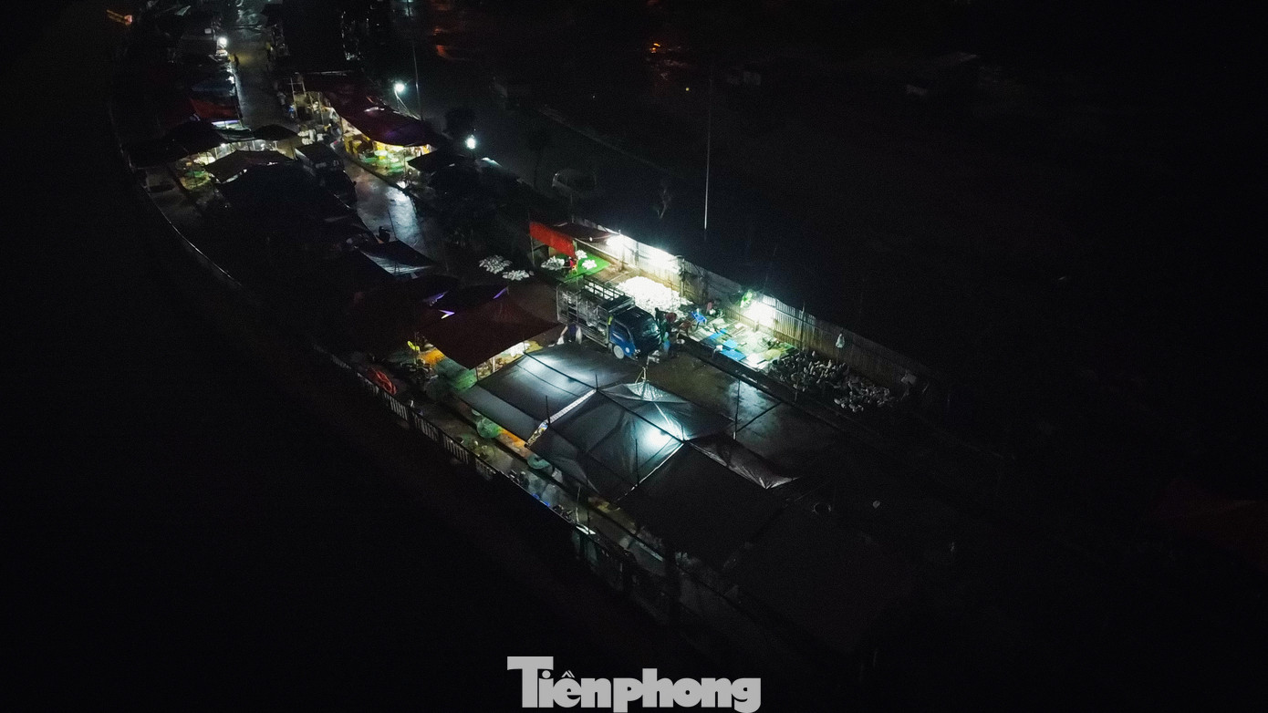 Các tiểu thương vẫn tấp nập dọn hàng, chuẩn bị cho phiên chợ từ tối đến rạng sáng ngày hôm sau.