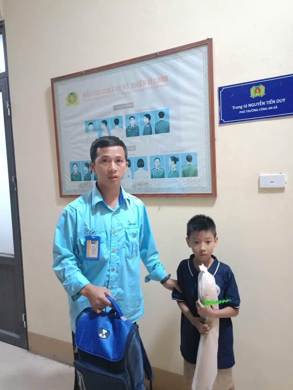 Cháu bé bị lạc trên tuyến xe buýt số 112 được nhân viên xe buýt giúp đỡ để về với gia đình.