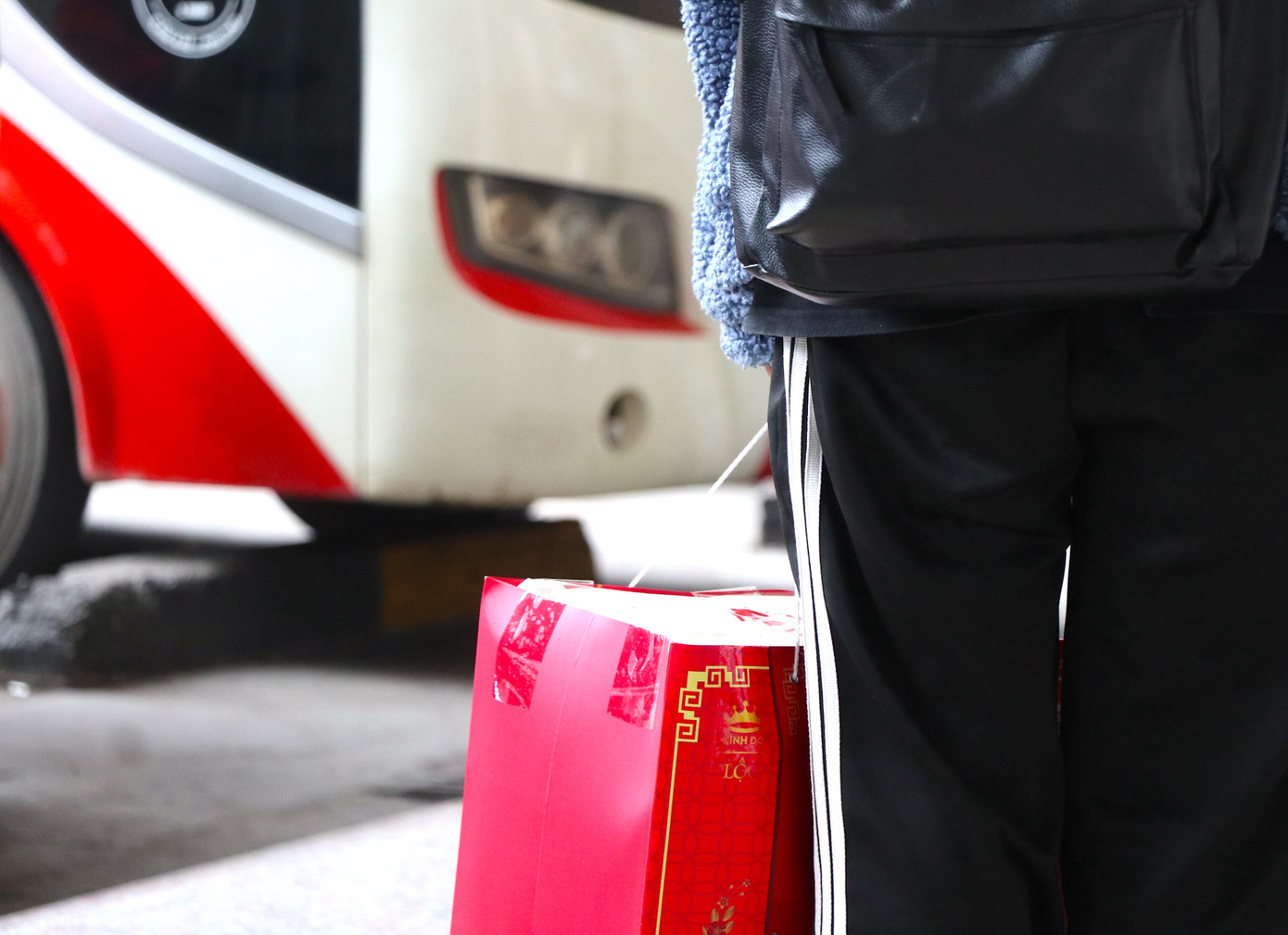 Hoà vào dòng người mang hành lý đến bến xe là những túi quà tết cho gia đình.