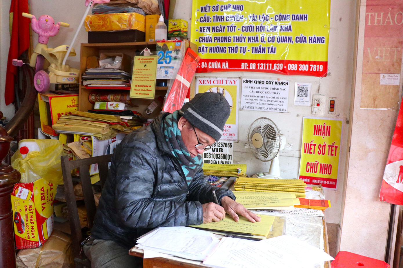 Các bạn trẻ lần đầu tới chùa Hà cầu duyên, cầu bình an sẽ được phát mẫu văn khấn cho từng bạn. Thủ tục, các bước cầu khấn cũng được hướng dẫn từ phía cổng.