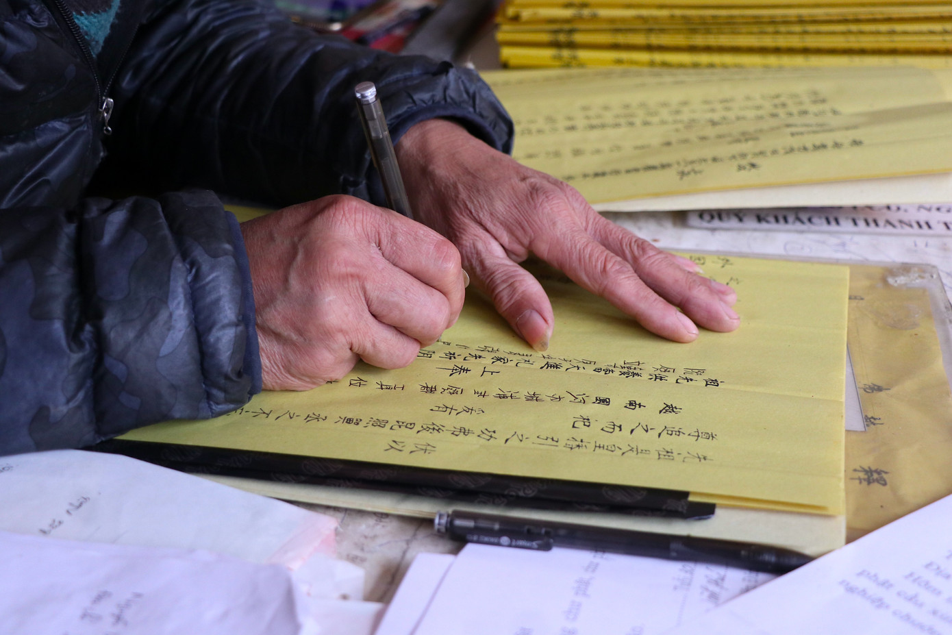 Phong tục đi lễ chùa cuối năm là một nét văn hóa truyền thống cũng là tín ngưỡng tâm linh của người Việt từ bao đời nay. Đối với những bạn trẻ, cuối năm tới chùa cũng là cách để tìm sự bình an, hướng về nguồn cội.