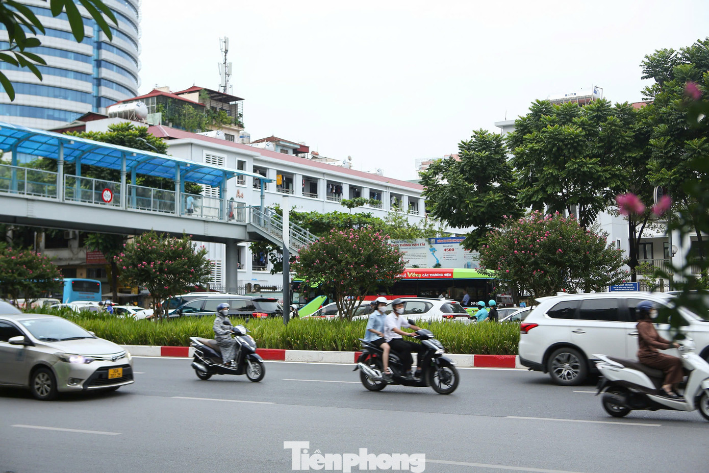 Con đường hoa tô điểm cho tuyến đường thêm phần xanh - sạch - đẹp.