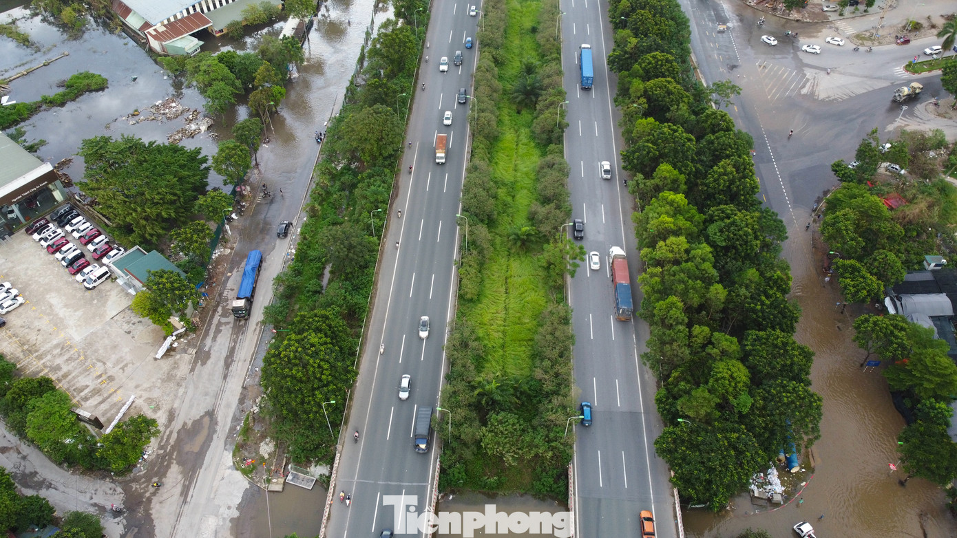 Tuy nhiên, khu vực hầm chui số 3 và đường gom đối diện khu vực tòa nhà Sunhouse nước vẫn ngập sâu.