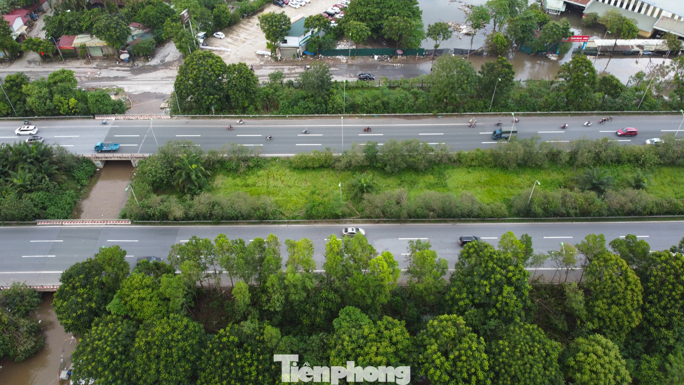 Do đường gom hai bên Đại lộ Thăng Long, nhiều hầm chui dân sinh có tình trạng ngập úng, Sở GTVT Hà Nội đã có phương án phân luồng cho phép xe máy, xe buýt được đi lên làn đường cao tốc (đường dành riêng cho xe ô tô) để tránh ngập.