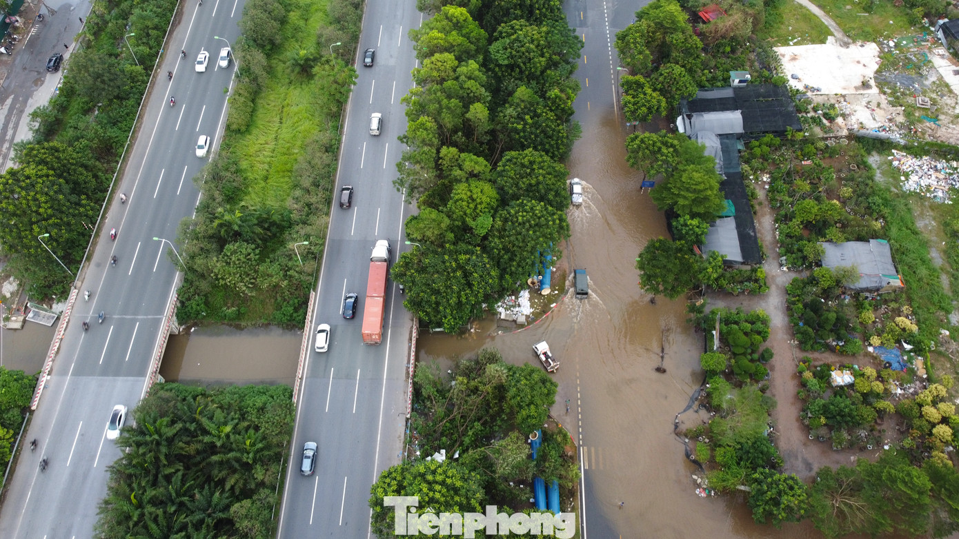 Lực lượng chức năng khuyến cáo người điều khiển xe máy đi đúng tốc độ, làn đường trên cao tốc Đại lộ Thăng Long và tuân thủ tuyệt đối các biển báo lối lên xuống cao tốc.