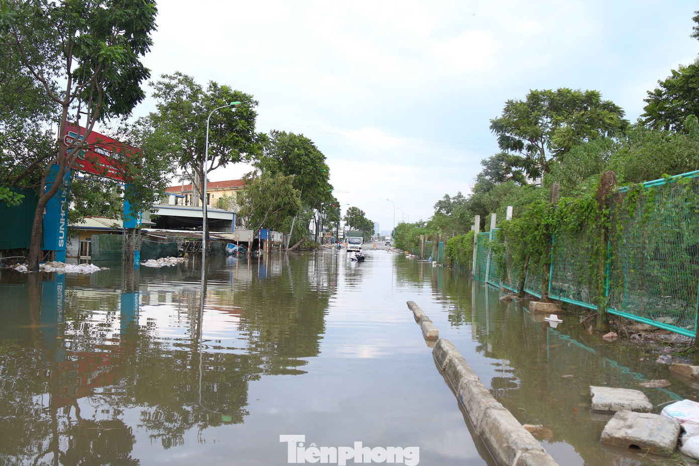 Trong 12/9, thời tiết nắng ráo, nhiều khu vực thuộc đường gom Đại lộ Thăng Long đã rút bớt nước.
