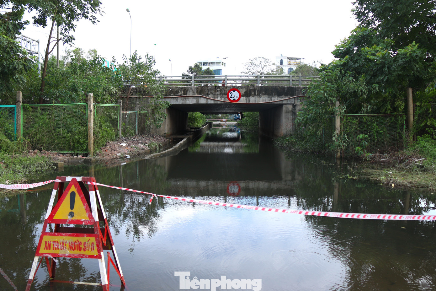 Tại khu vực hầm chui số 5, nước ngập vẫn duy trì khoảng gần 1 mét.
