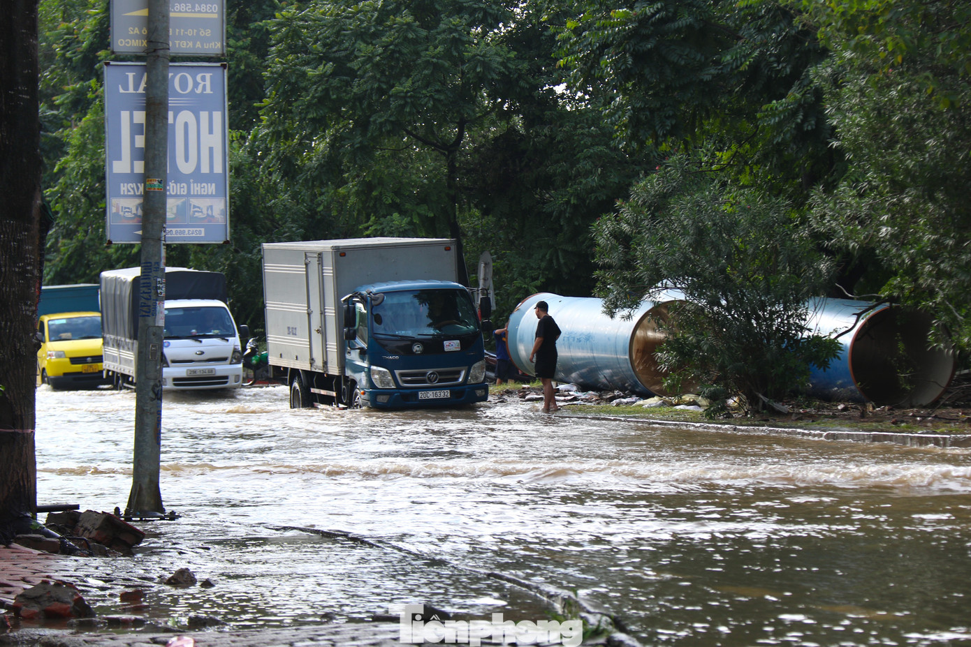 Ô tô phải đi sát vào dải phân cách để tránh ngập úng.