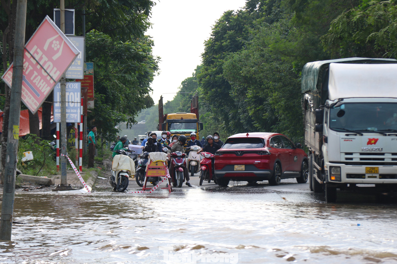 Một số phương tiện e dè, quay đầu để tránh đoạn ngập sâu.