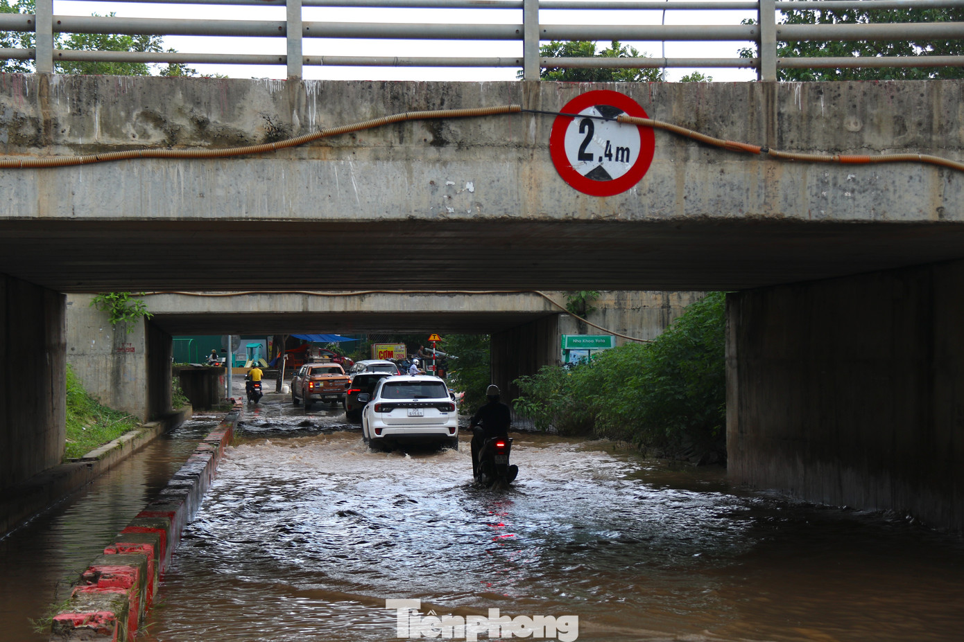 Tại hầm chui số 6, các phương tiện có thể di chuyển khi nước rút chỉ ngập khoảng nửa bánh xe.