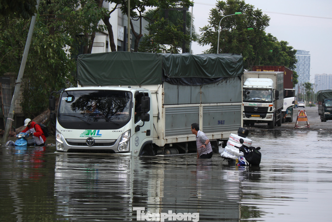 Dù lực lượng chức năng đã đặt biển cảnh báo và phân luồng phương tiện từ xa nhưng một số phương tiện vẫn bất chấp đi qua khu vực ngập.