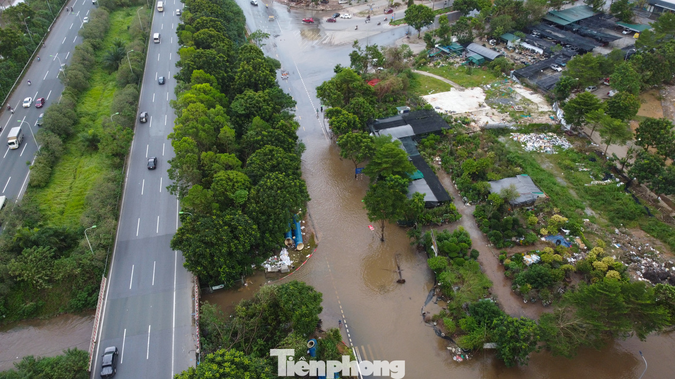 Tại các vị trí, điểm úng ngập, Công ty Trách nhiệm hữu hạn Một thành viên Thoát nước Hà Nội đã bố trí phân luồng theo phương án để hướng dẫn người dân lưu thông đảm bảo an toàn.