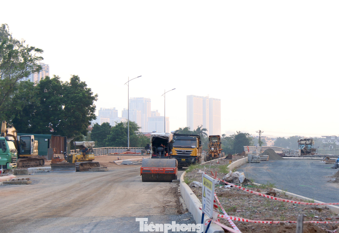 Để hoàn thành đường Lê Quang Đạo kéo dài, nhiều máy móc, thiết bị được được huy động, công nhân bất chấp thời tiết khắc nghiệt để gấp rút thi công dự án. Để hoàn thành đường Lê Quang Đạo kéo dài, nhiều máy móc, thiết bị được được huy động, công nhân bất chấp thời tiết khắc nghiệt để gấp rút thi công dự án.