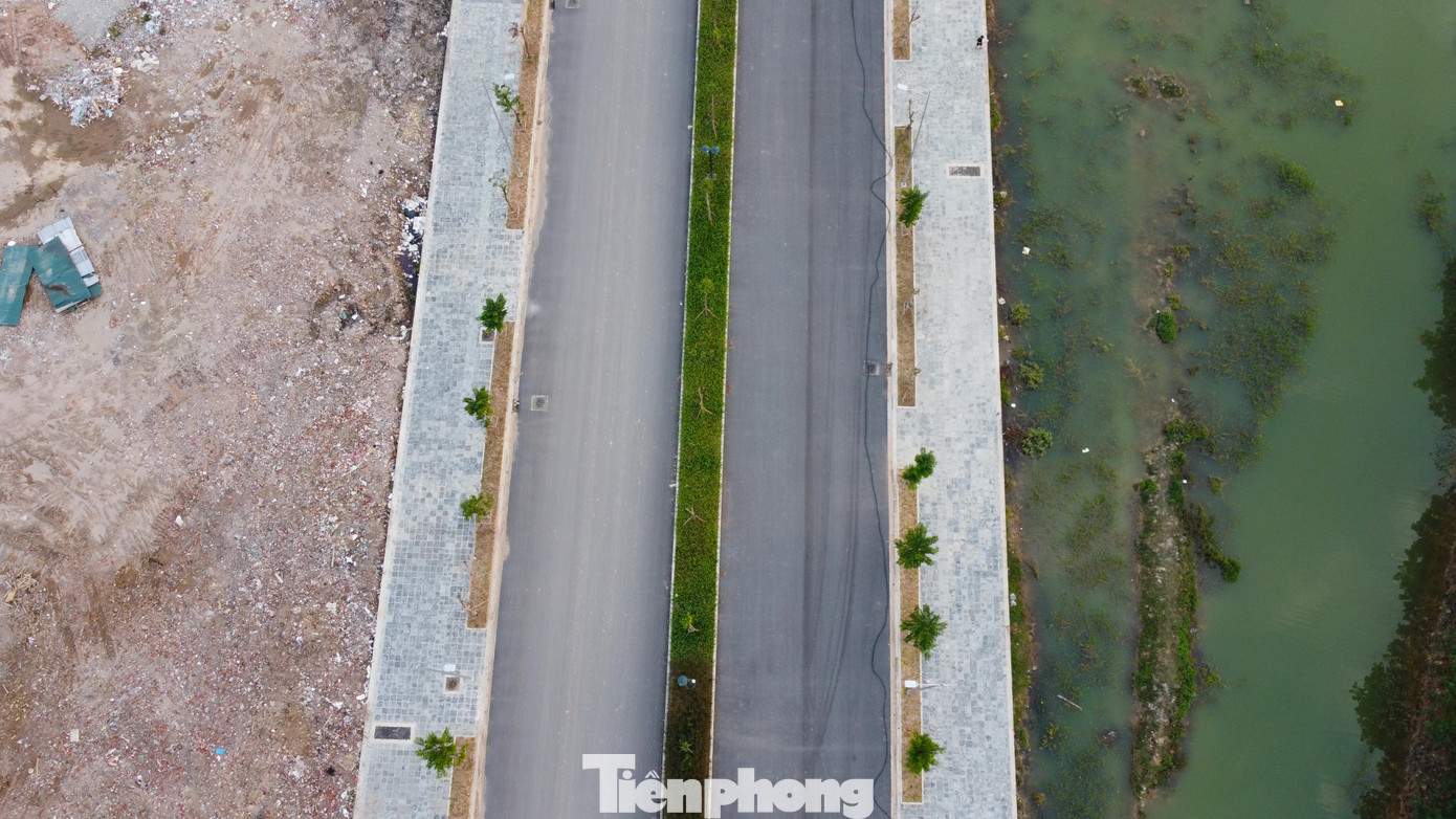 Theo thiết kế, tuyến đường có tiêu chuẩn đường liên khu vực, với vận tốc thiết kế 60 km/h. Quy mô mặt cắt ngang đường điển hình 40 m, đoạn khớp nối với Đại lộ Thăng Long (dài khoảng 110 m) có bề rộng mặt cắt ngang 100 m. Theo thiết kế, tuyến đường có tiêu chuẩn đường liên khu vực, với vận tốc thiết kế 60 km/h. Quy mô mặt cắt ngang đường điển hình 40 m, đoạn khớp nối với Đại lộ Thăng Long (dài khoảng 110 m) có bề rộng mặt cắt ngang 100 m.