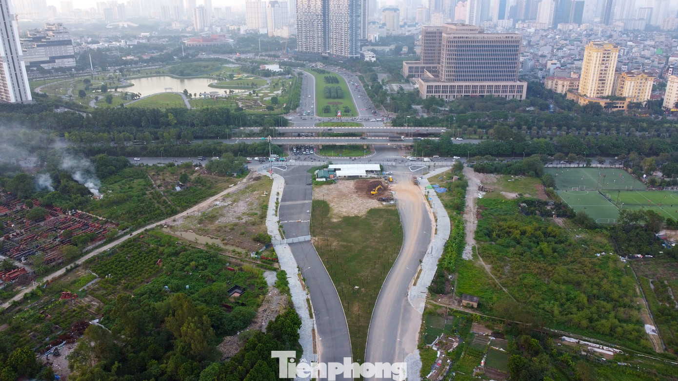 Theo ghi nhận của PV Tiền Phong ngày 30/9, sau gần 2 năm thi công, tuyến đường Lê Quang Đạo kéo dài đã được hình thành. Trong đó, đoạn giao cắt Đại lộ Thăng Long đến phố Đại Linh (phường Mễ Trì) gần như đã hoàn thiện. Theo ghi nhận của PV Tiền Phong ngày 30/9, sau gần 2 năm thi công, tuyến đường Lê Quang Đạo kéo dài đã được hình thành. Trong đó, đoạn giao cắt Đại lộ Thăng Long đến phố Đại Linh (phường Mễ Trì) gần như đã hoàn thiện.