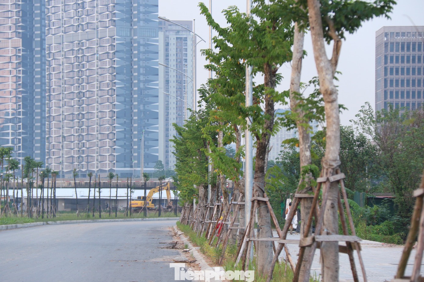 Đoạn đường này có chiều dài khoảng một km đã được lát đá vỉa hè, thảm nhựa mặt đường, trồng cây xanh, và hệ thống đèn chiếu sáng. Đoạn đường này có chiều dài khoảng một km đã được lát đá vỉa hè, thảm nhựa mặt đường, trồng cây xanh, và hệ thống đèn chiếu sáng.