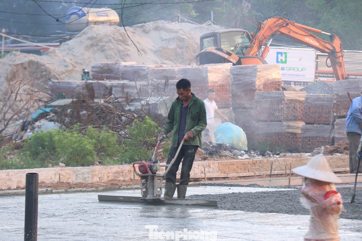 Nhiều hạng mục phụ trợ như vỉa hè, cột cấp nước phòng cháy, cây xanh... đang được rốt ráo thi công. Nhiều hạng mục phụ trợ như vỉa hè, cột cấp nước phòng cháy, cây xanh... đang được rốt ráo thi công.