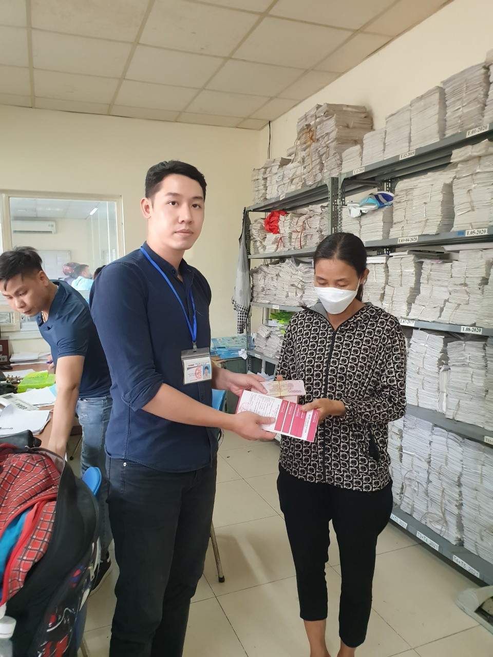 Chị Thắm được trao trả túi đồ do để quên trên xe buýt.