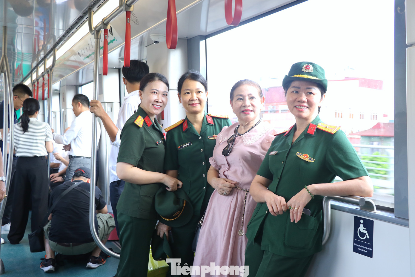 Người dân thích thú check-in, trải nghiệm tuyến metro.