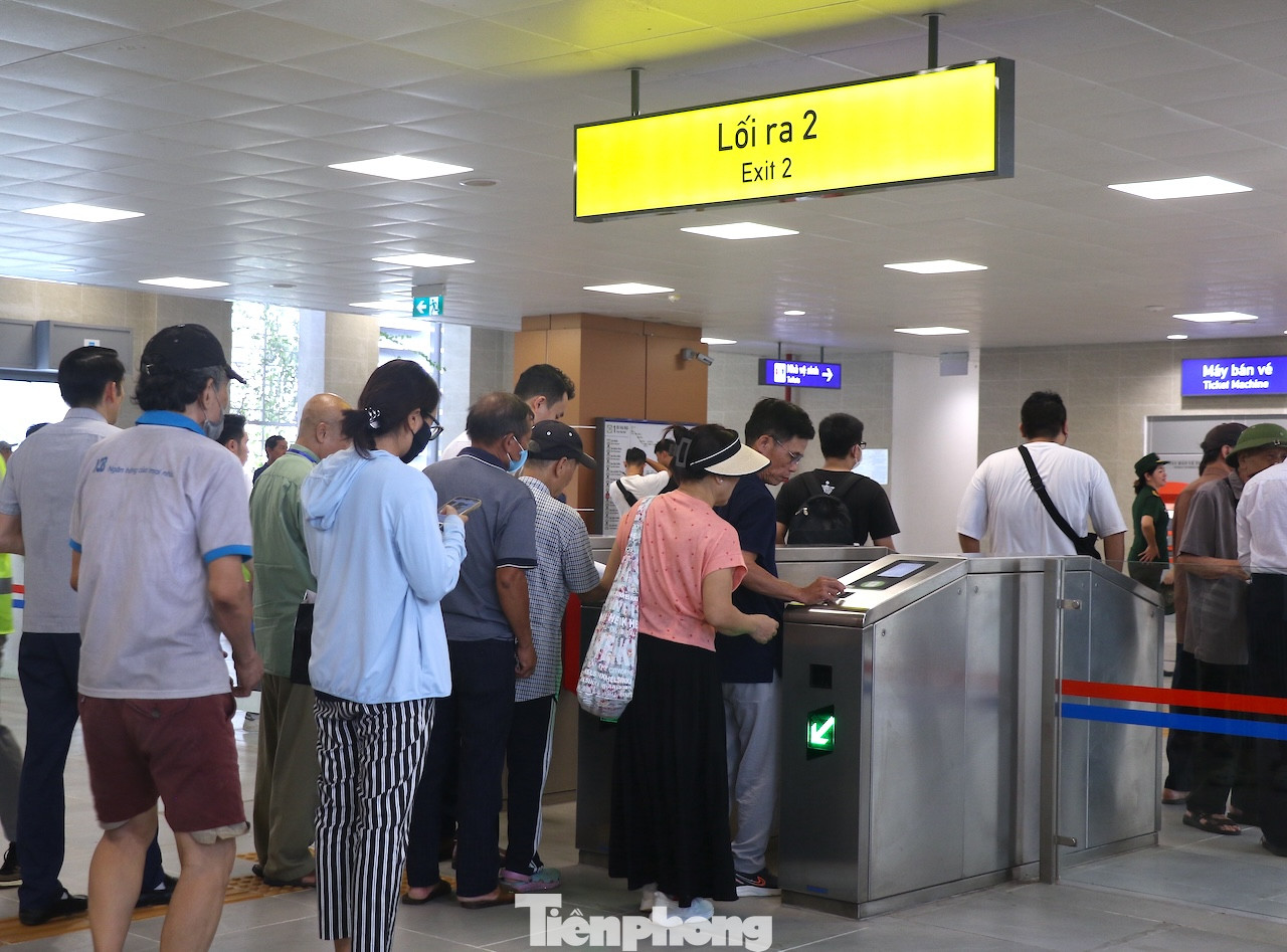 Nhiều người dân xếp hàng để trải nghiệm trong ngày đầu tiên tuyến metro vận hành thương mại.