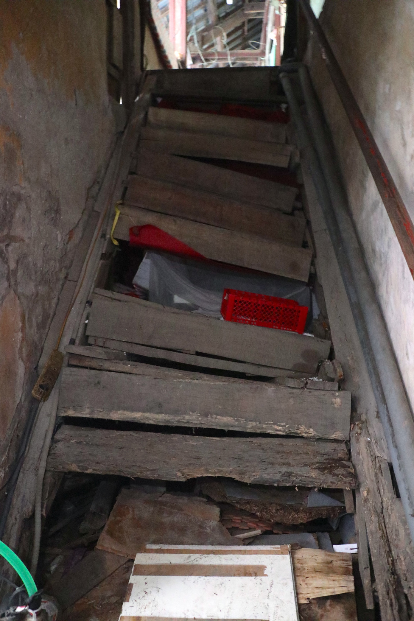 Cầu thang gỗ ọp ẹp dù được gia cố thêm sắt nhưng cũng không gánh nổi sự xuống cấp theo thời gian. Cầu thang gỗ ọp ẹp dù được gia cố thêm sắt nhưng cũng không gánh nổi sự xuống cấp theo thời gian.