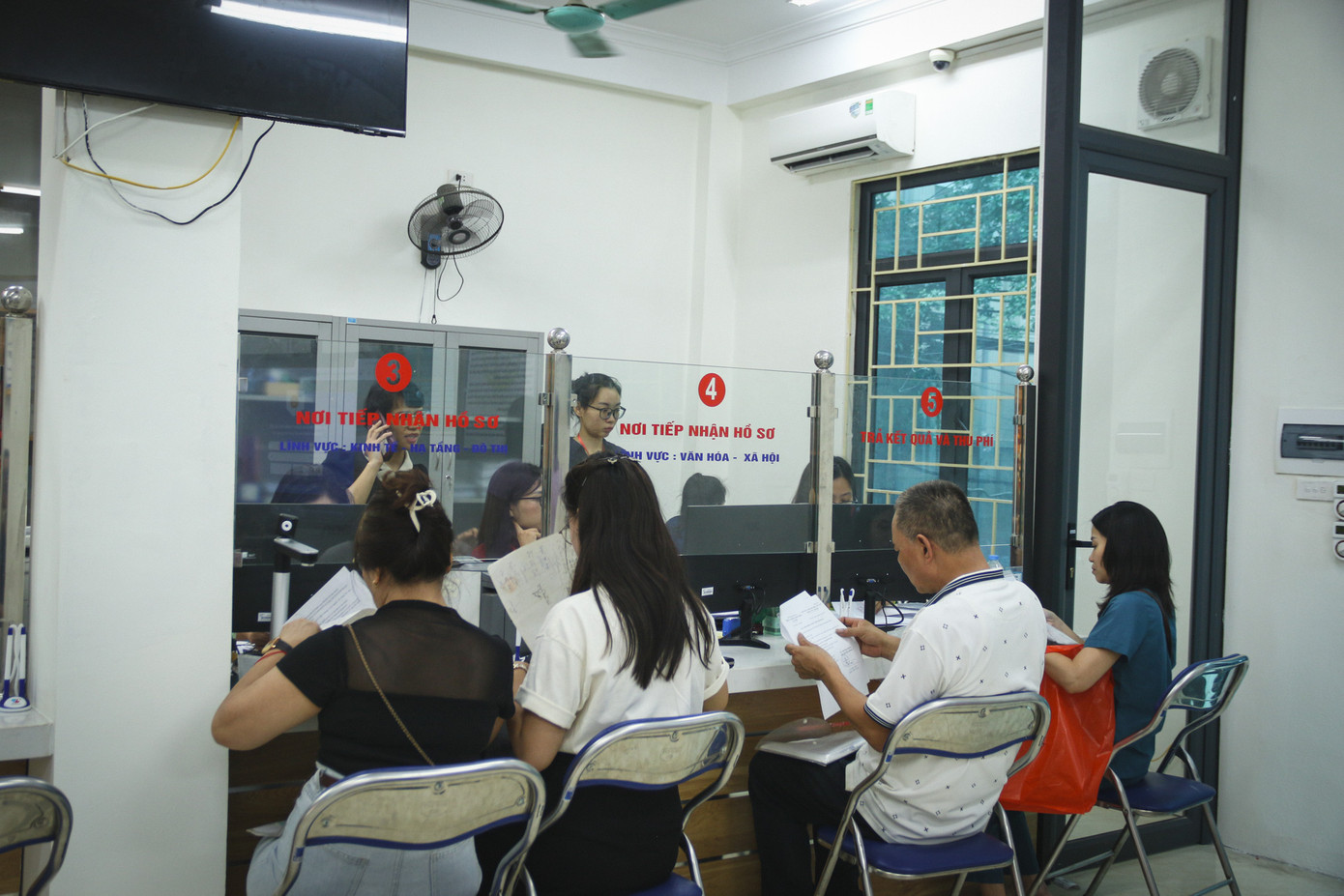 Ông Vũ Thanh Nghị (30 tuổi) cho biết, ông đến trụ sở phường Xuân Đỉnh để công chứng giấy tờ để nộp giấy nhập học cho con. Ông Nghị cho biết, trước đây khi xin giấy tờ nào đó, có thể mình phải lên phường, xong lại lên quận. Còn giờ mình chỉ cần tới 1 đơn vị để xin, không phải chạy đi chạy lại nhiều, như thế cũng rất hợp lý, rất tiết kiệm thời gian.