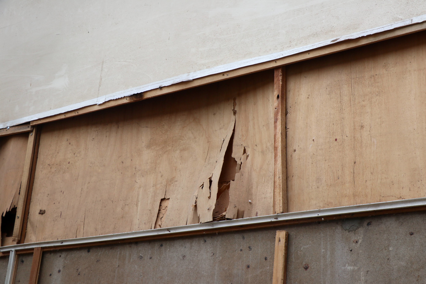 Các căn hộ được ngăn bởi các vách gỗ hoặc vách tường trát cốt tre yếu. Các căn hộ được ngăn bởi các vách gỗ hoặc vách tường trát cốt tre yếu.