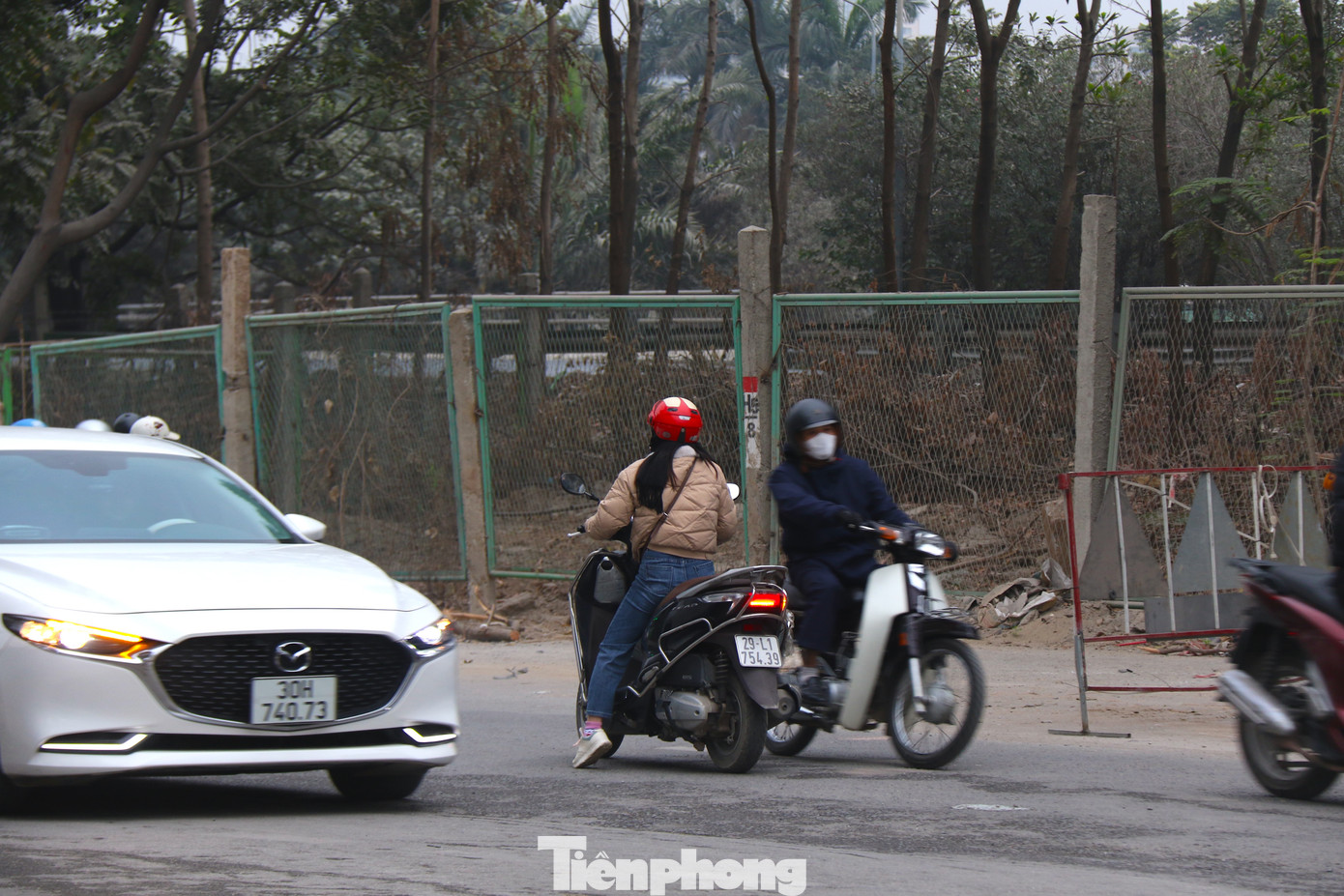 Tuy nhiên, theo ghi nhận của phóng viên Tiền Phong trong ngày 9/1, nhất là khung giờ cao điểm buổi sáng/chiều, từng đoàn xe máy nối đuôi nhau luồn lách, đi ngược chiều bất chấp nguy hiểm để tiết kiệm thời gian di chuyển.