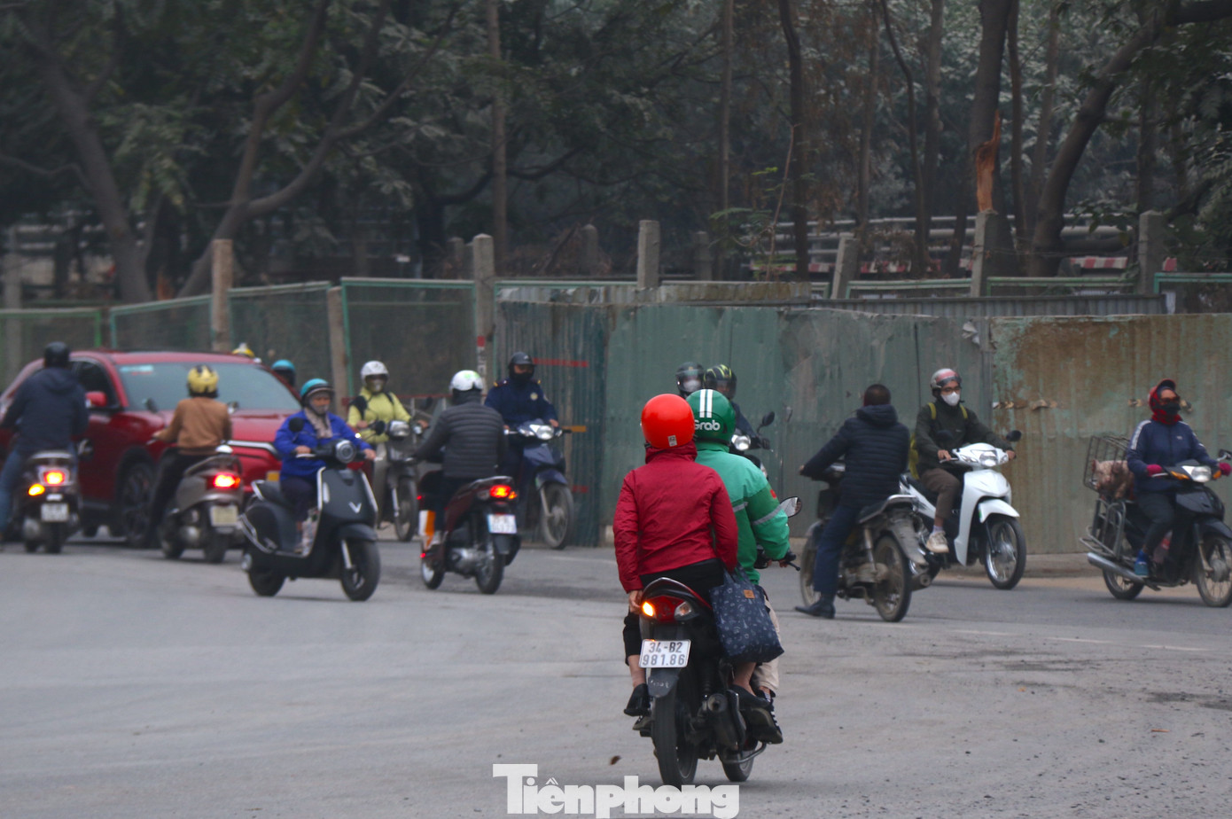 Trường hợp người điều khiển xe máy đi ngược chiều khi lưu thông trên đường một chiều, đi ngược chiều trên đường có biển "Cấm đi ngược chiều" (trừ các trường hợp xe ưu tiên đang đi làm nhiệm vụ khẩn cấp theo quy định) sẽ bị phạt tiền từ 4.000.000 đồng đến 6.000.000 đồng và bị trừ 2 điểm giấy phép lái xe.