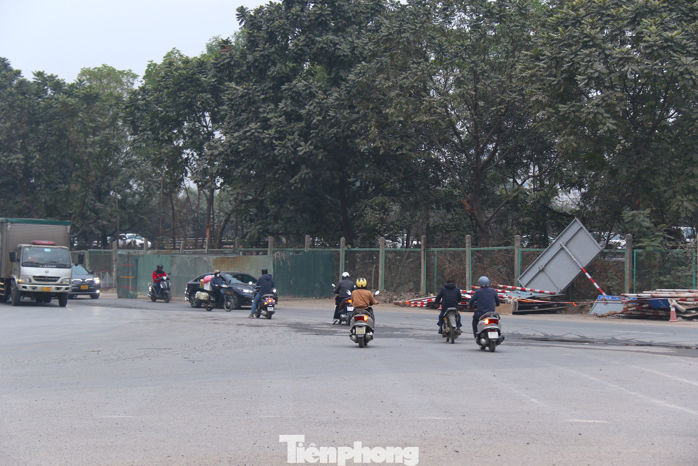 Tuy đoạn đường vi phạm thường ngắn, nhưng với số lượng xe đi ngược chiều lớn trên đường gom Đại lộ Thăng Long đã và đang tiềm ẩn nguy cơ gây tai nạn giao thông rất cao.