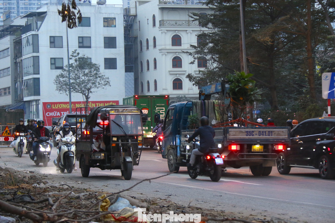Vào giờ cao điểm, lên đến hàng chục phương tiện chạy ngược chiều cùng một lúc trên tuyến đường này mà không chút e ngại.
