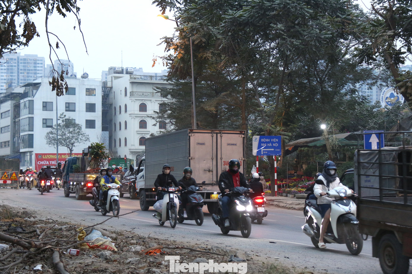Trước đây, đường gom Đại lộ Thăng Long là đường đi hai chiều của xe máy và một chiều với ô tô (hướng đi từ khu vực giáp đường Phạm Hùng đến hết địa phận huyện Thạch Thất, đoạn tiếp giáp quốc lộ 21A và ngược lại).