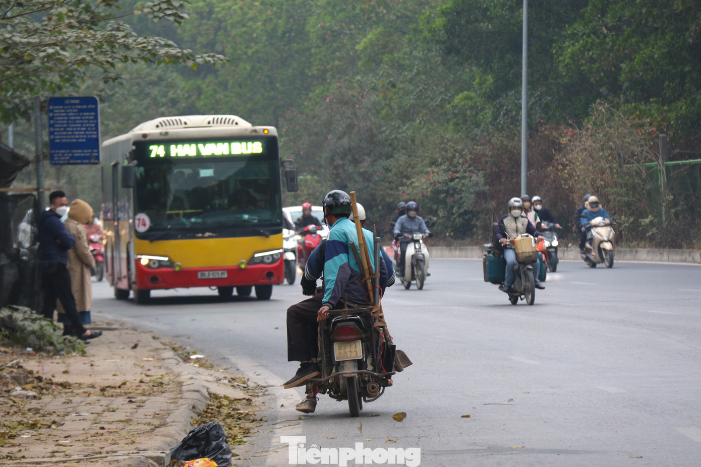 Lối rẽ đường Lê Quang Đạo ra Đại lộ Thăng Long cũng là một "điểm nóng" khi nhiều người chọn đi ngược chiều để di chuyển tắt vào đường Sa Đôi (quận Nam Từ Liêm, Hà Nội).