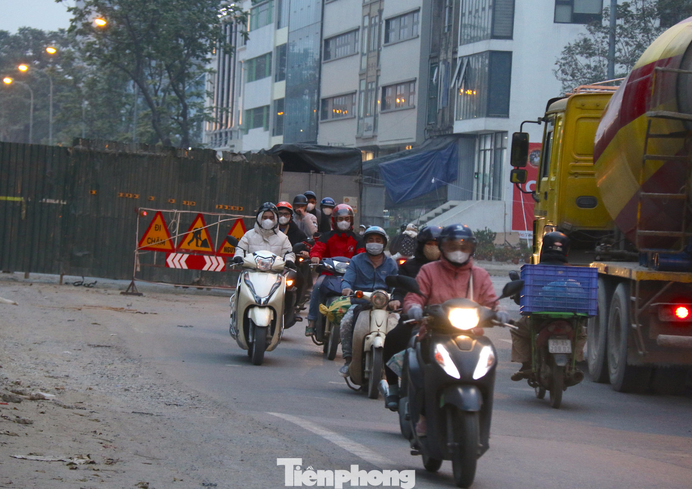 Ghi nhận trong khung giờ cao điểm buổi chiều, mặc dù giao thông đông đúc nhưng các xe máy vẫn ngang nhiên "mở đường" đi ngược chiều khu vực đường Hoàng Tùng (An Khánh, Hoài Đức).