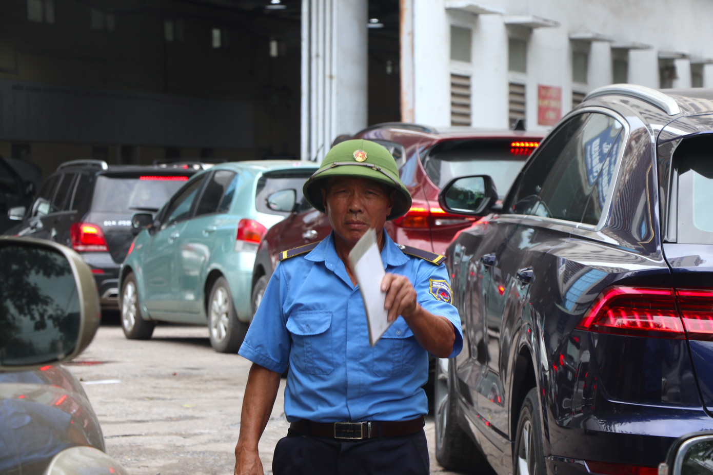 Tình trạng các xe xếp hàng dài chờ kiểm định kéo dài tới tận giữa buổi chiều ngày 2/5. Nhân viên của trung tâm phải điều phối các xe chờ đăng kiểm để tránh ùn tắc.