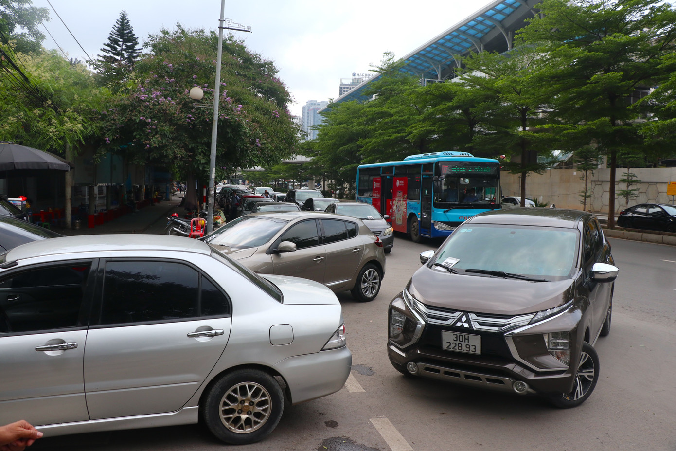 Để tránh tình trạng ùn tắc tiếp tục xảy ra, ông Trần Quốc Hoan khuyến cáo người dân nên đưa phương tiện của mình đi đăng kiểm vào các khung giờ vắng, tránh đưa xe đi đăng kiểm xếp hàng vào các khung giờ đầu buổi khi đi đăng kiểm để đảm bảo không phải chờ đợi quá lâu, giúp quá trình kiểm định diễn ra thuận lợi hơn.