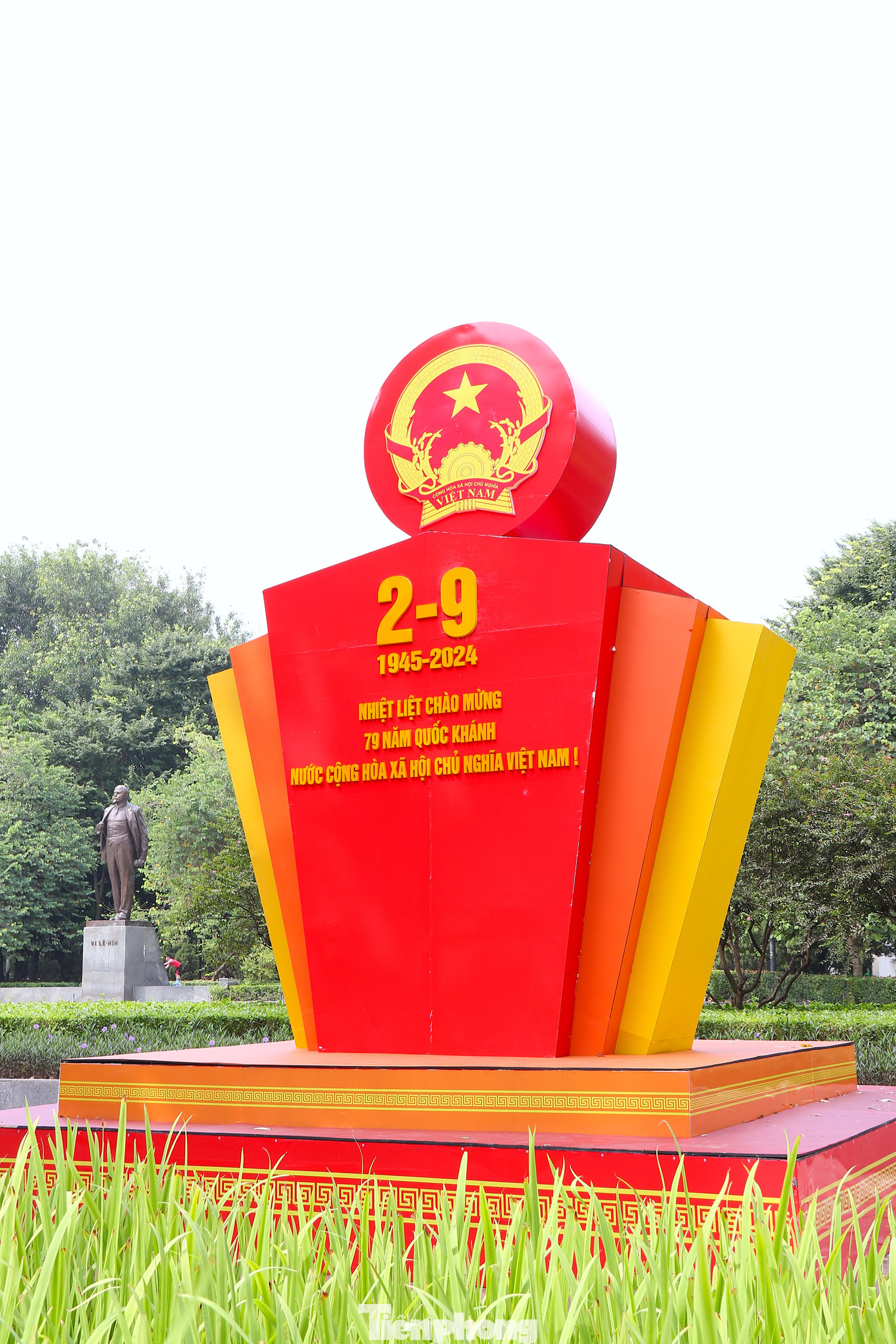 Áp phích lớn được đặt tại công viên Lê-nin.